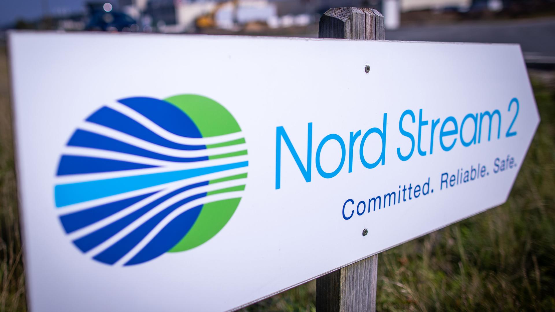 Ein Wegweiser steht vor der Erdgasempfangsstation der Ostseepipeline Nord Stream 2. Ein Wegweiser steht vor der Erdgasempfangsstation der Ostseepipeline Nord Stream 2.