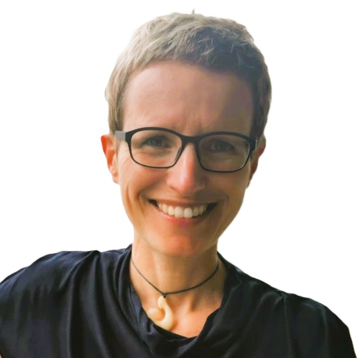 Porträtfoto von Sibylle. Sie trägt ein dunkelblaues Oberteil, eine Kette und eine Brille. Sie hat kurze dunkelblonde Haare und lächelt.