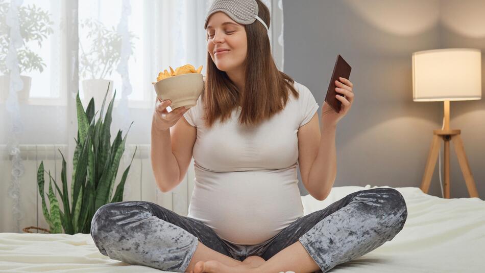 Frau riecht an Chips