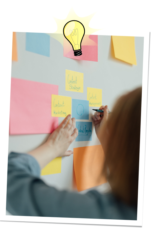 Ein Text im Designrahmen mit der Überschrift „Content Management“, ergänzt durch ein Zielsymbol, das auf strategisches Arbeiten hinweist.