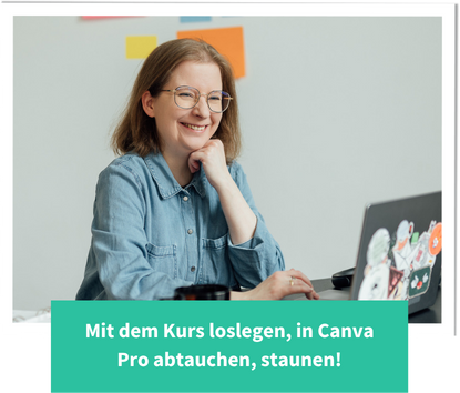 angebot-online-kurs Eine lächelnde Person arbeitet an einem Laptop mit Aufklebern.