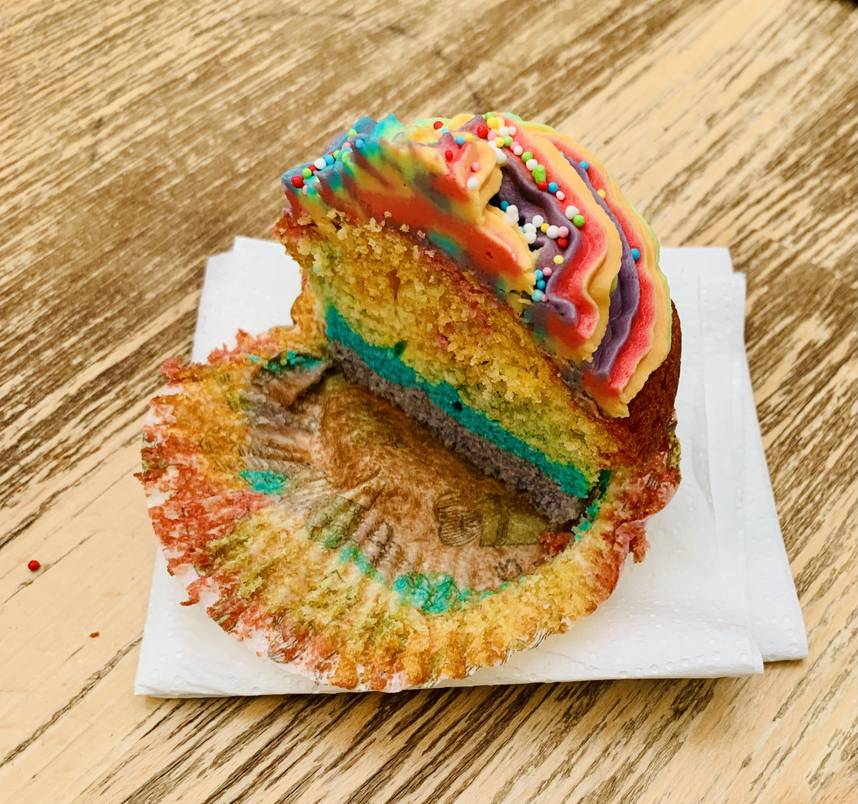 Ein bunter Muffin in den Farben des Regenbogens