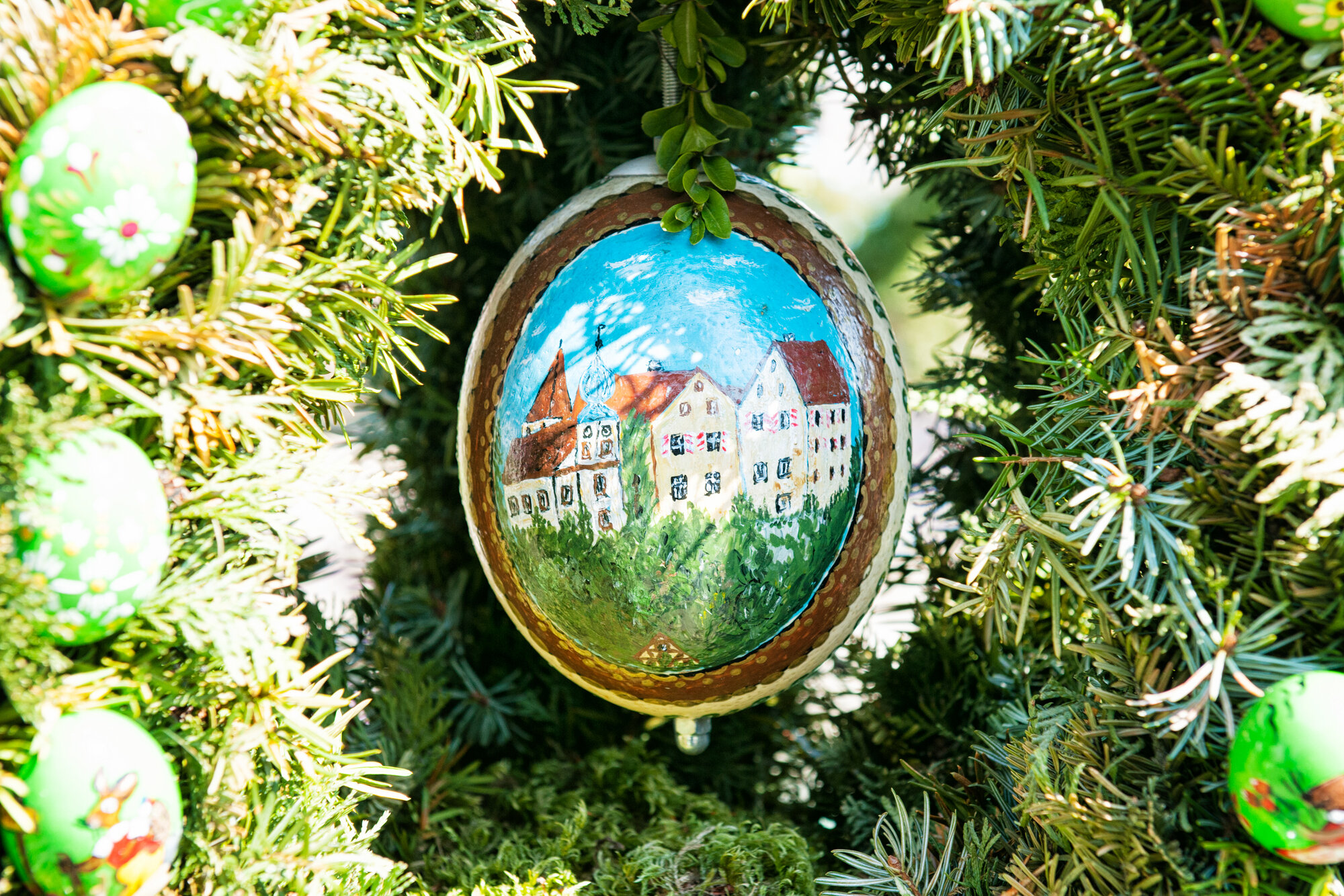 Detailaufnahme eines handbemalten Ostereis mit dem Motiv der Burg Egloffstein.
