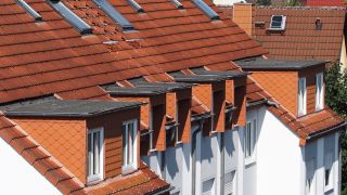 Sanierte Wohnhäuser mit ausgebauten Dachetagen an der Berliner Straße in Oranienburg.