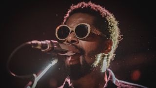 Sänger Curtis Harding auf der Bühne