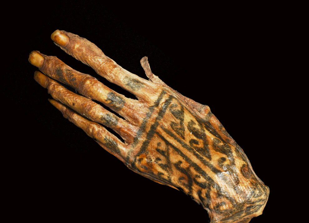 Foto der tätowierten Hand einer 1200 Jahre alten Mumie