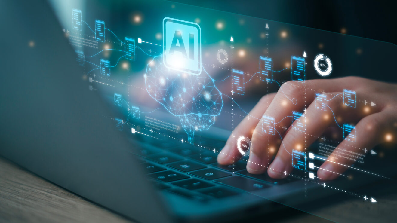 Eine Hand tippt auf einer Laptop-Tastatur, während digitale Grafiken und Symbole für künstliche Intelligenz (AI) sowie Datenverbindungen im Vordergrund angezeigt werden.