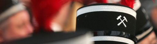 Hüte mit roten Federn der Bergmannskapelle der Zeche Walsum